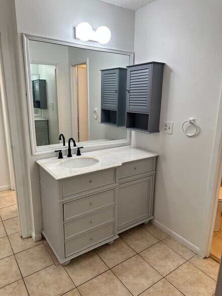 Master bathroom - 2980 Riverside Dr