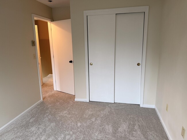 Building Photo - L4 Stonehedge Dr