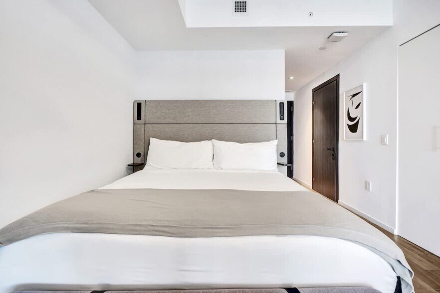 Building Photo - 398 NE 5th St