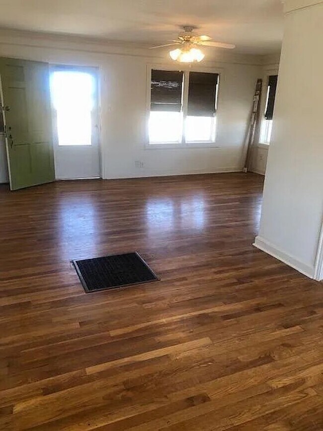 Building Photo - Cute 2 bedroom 1 bathroom house!