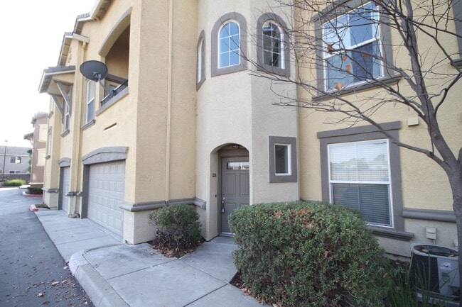 Primary Photo - Condo | 2 Bed | 2 Bath | 1728SF | Tenant P...