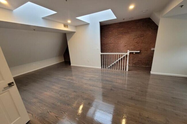 Building Photo - Charming 3 Bedroom-No Broker Fee