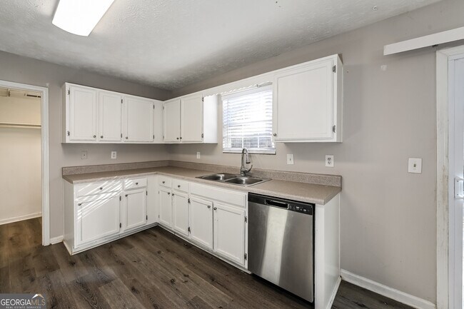 Building Photo - 5895 Brookside Dr SE