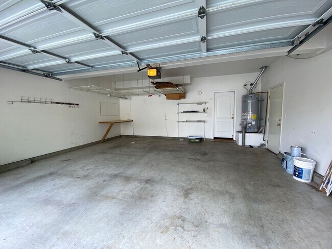 Building Photo - Open Single-Family 3Bed/2.5BA Home Mere Mi...