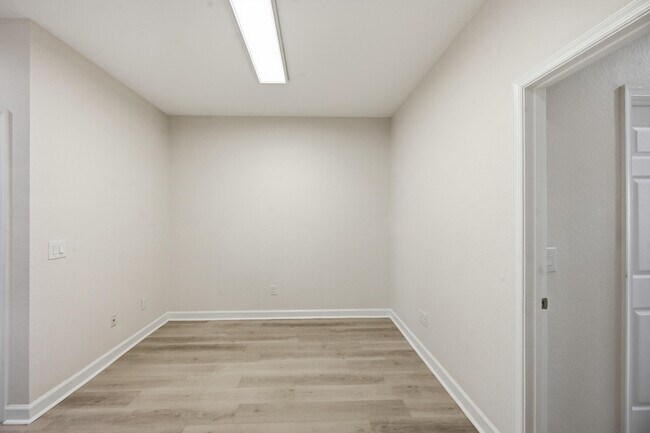 Building Photo - 10415 Wellington Parc Dr