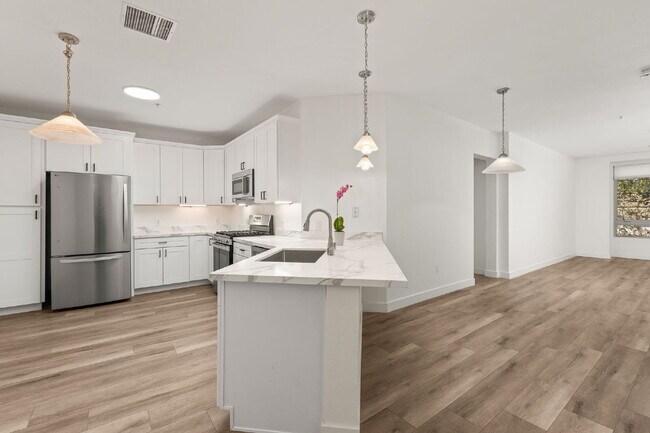 Building Photo - "Spacious, Sophisticated, Modern 3BR, 2BA Condo in the heart of downtown