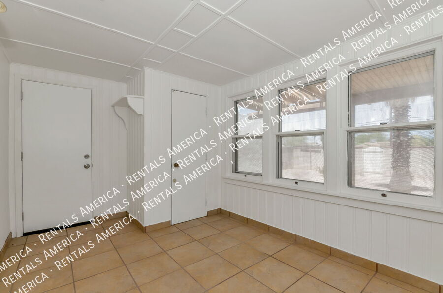 Building Photo - 1119 E Silver St