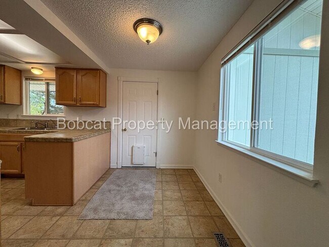 Building Photo - 3329 Somerset Way