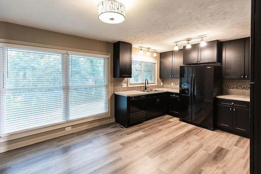 Building Photo - 2535 Saint Thomas Dr