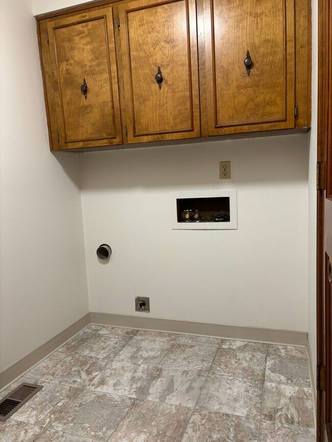 Building Photo - Three Bedroom House on a Cul-de-sac, Close...