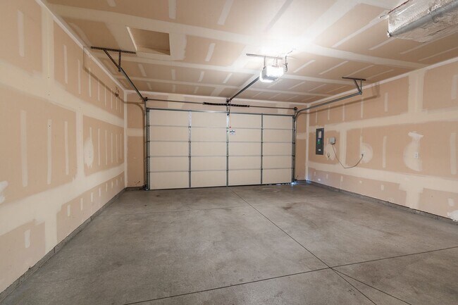 Building Photo - Quiet Centrally located 3 bed 2.5 bathroom