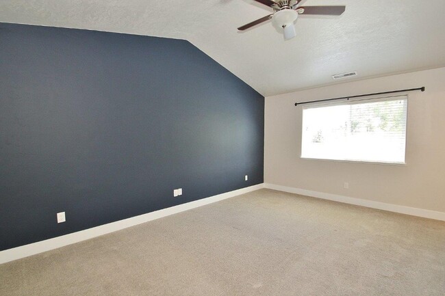 Building Photo - Immaculate Townhouse in Quiet Community