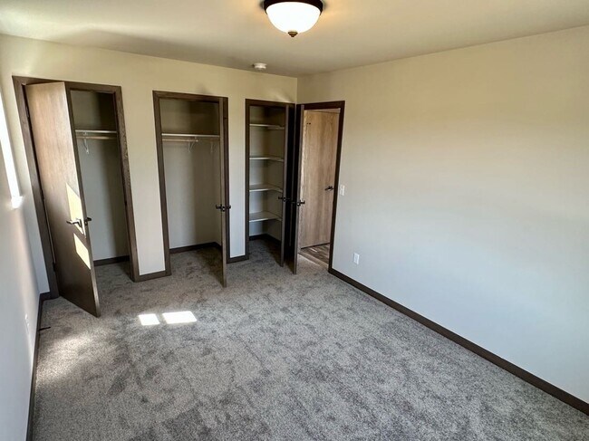 Building Photo - 719 W Spangler St