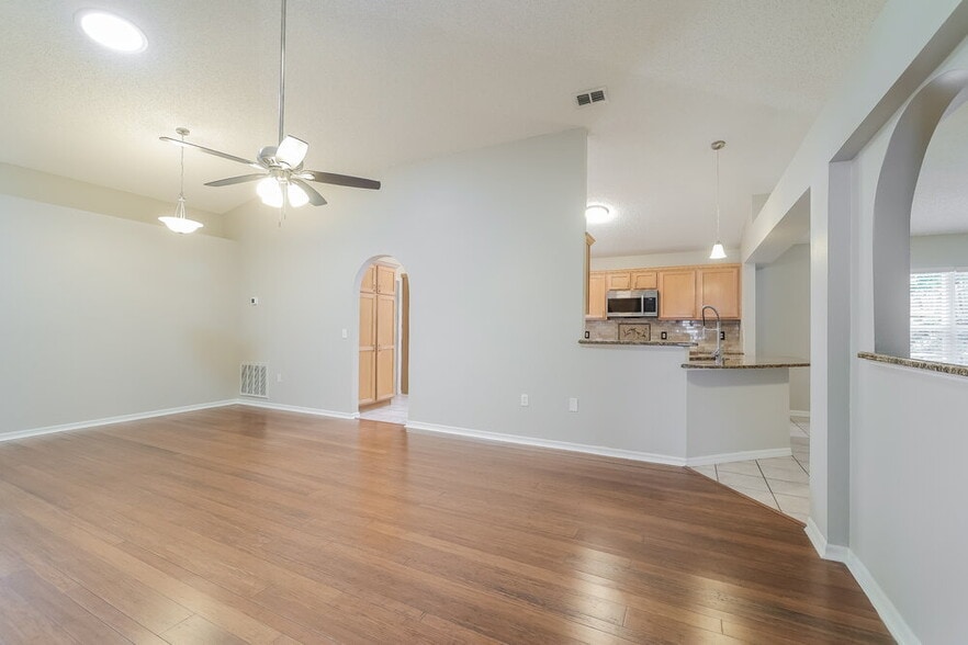 Building Photo - 128 Oak View Pl