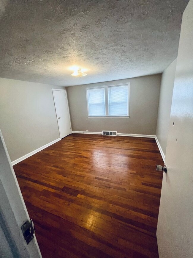 Building Photo - Large 2 bed 1 bath Duplex in Dundee!