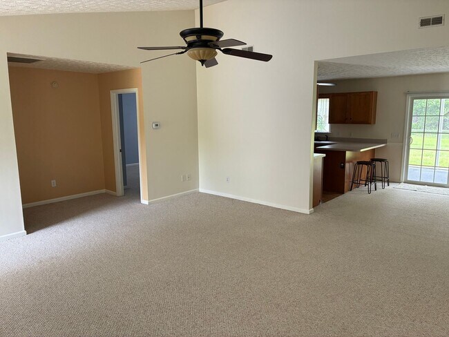 Building Photo - 3 Bed 2 Bath Newport Home Available now