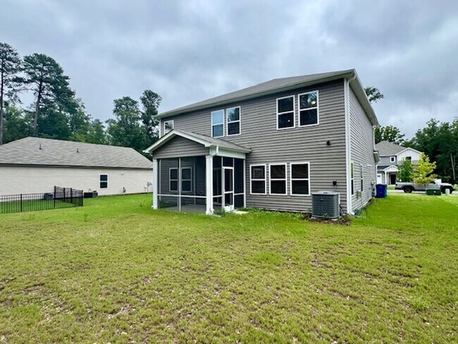 Building Photo - Might as well be brand new!
