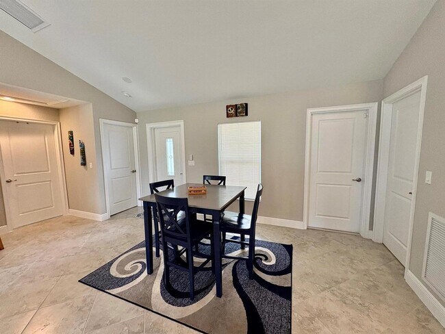 Building Photo - 713 SE East Ave