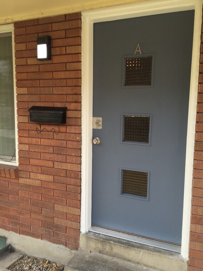 Building Photo - 664 E Ramona Ave