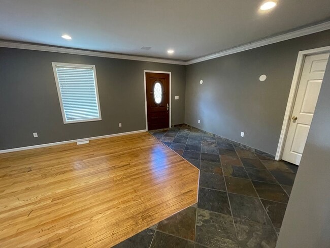 Building Photo - Nice Spacious 3 bd / 3 full bath and 2 hal...