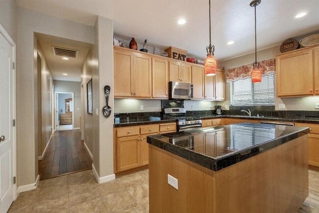 Building Photo - 2313 N Silvervale St