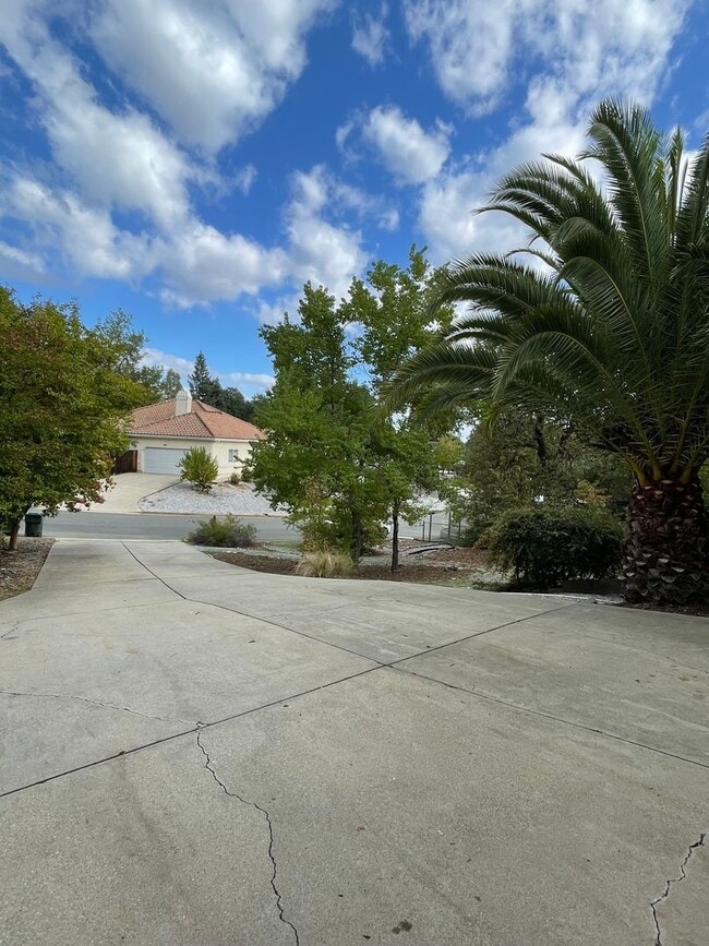 Building Photo - COUNTRY OAKS SUBDIVSION LARGE 3 BED 2 BATH...