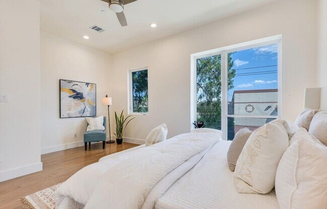 Building Photo - 1902 N Carroll Ave