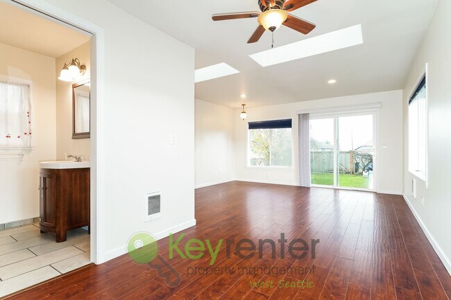 Building Photo - Stylish Three Bedroom Retreat with fully fenced yard and storage!