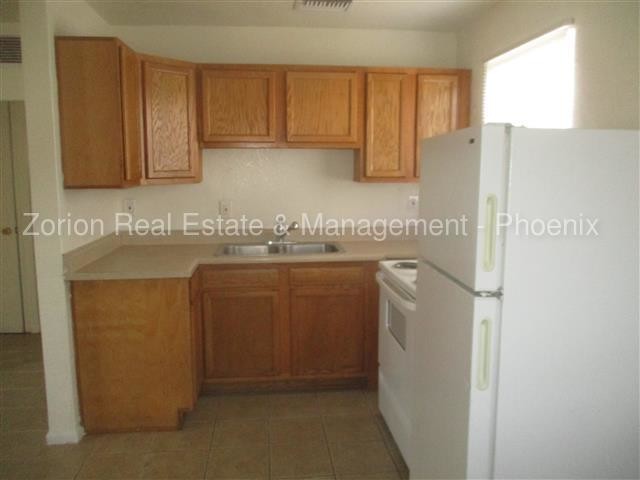 Building Photo - 302 W 11th St