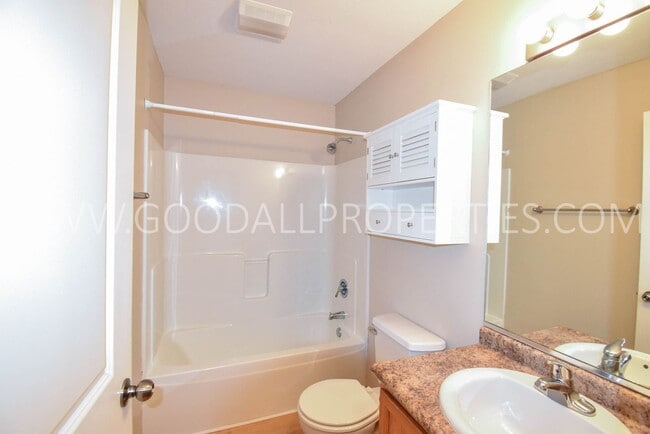 Building Photo - 2 bedroom 2 bath Urbandale Townhouse with a 2-Car attached garage