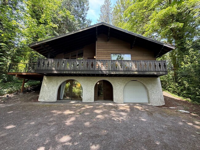 Building Photo - 3 Bed 2.5 Bath in the Heart of Bellevue