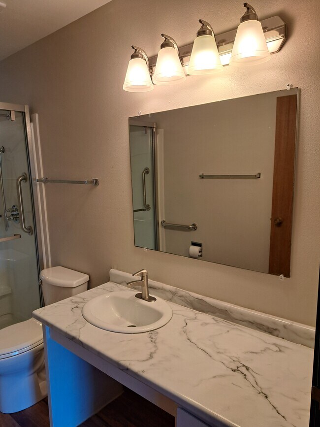 Building Photo - Bridgewood Apartments 907