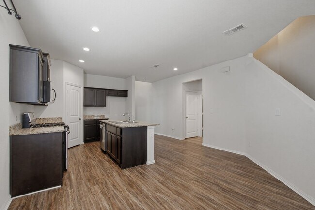 Building Photo - 6910 Kate Reed Dr