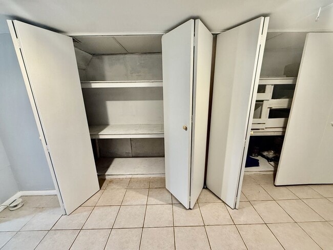 Building Photo - SPACIOUS & MODERN 3 BED/1.5 BA HOUSE w/ Central AC-HARDWOOD Flooring-WASHER/DRYER & Rear PATIO in...