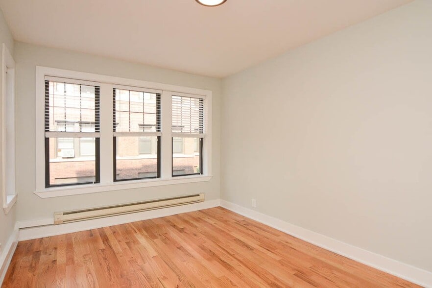 Building Photo - 4412 N Wolcott Ave