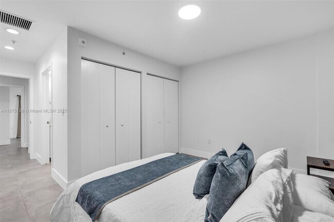 Building Photo - 645 Palmetto Dr