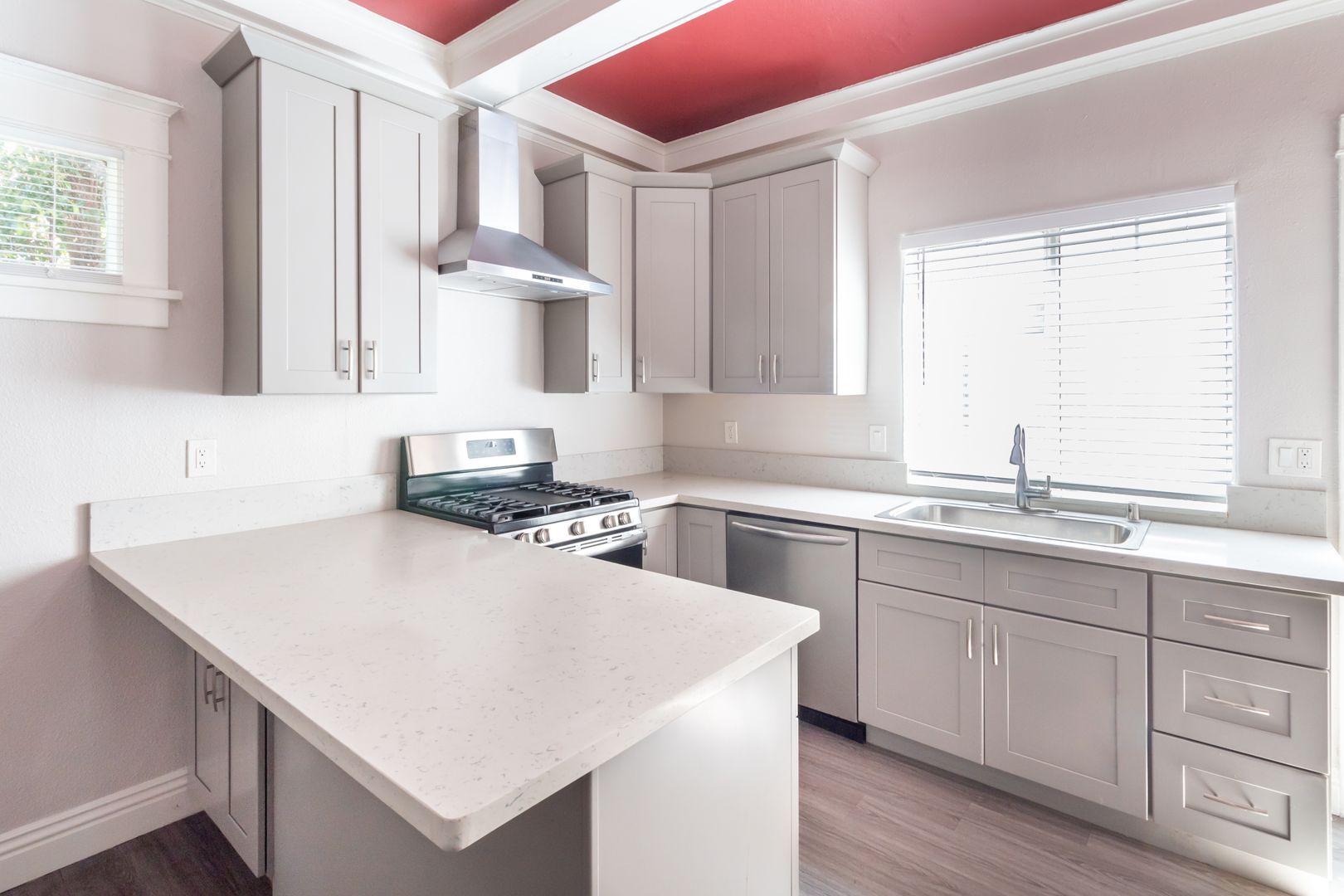 Building Photo - 338 E 7th St