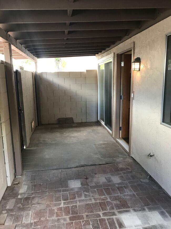 Building Photo - 2 bed 1 bath TH - Move in Special $700 off First Months Rent