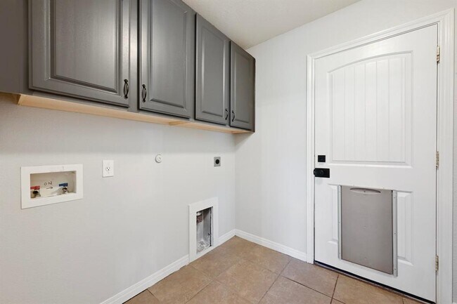 Building Photo - 4204 Bob Wire Rd