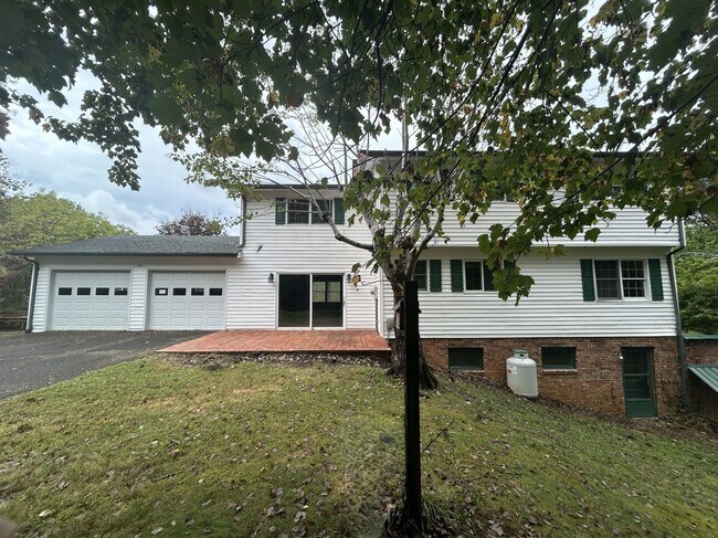 Building Photo - 4/2.5 in Beautiful Warrensville! Lots of S...