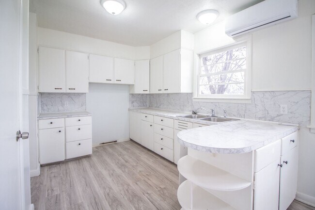 Building Photo - Updated 2 bed 1 bath home