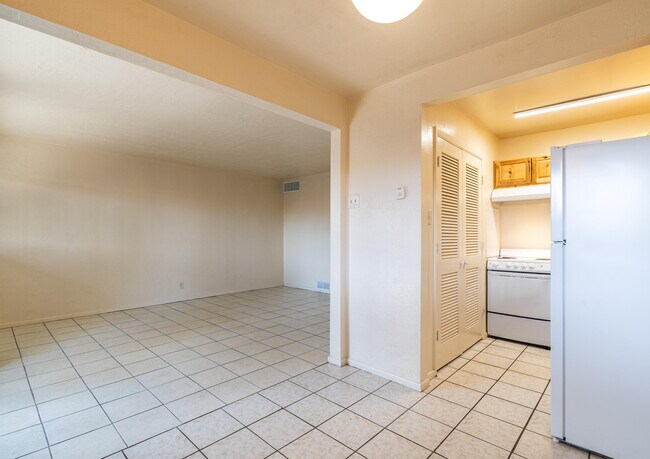 Building Photo - 206 Princeton Dr SE