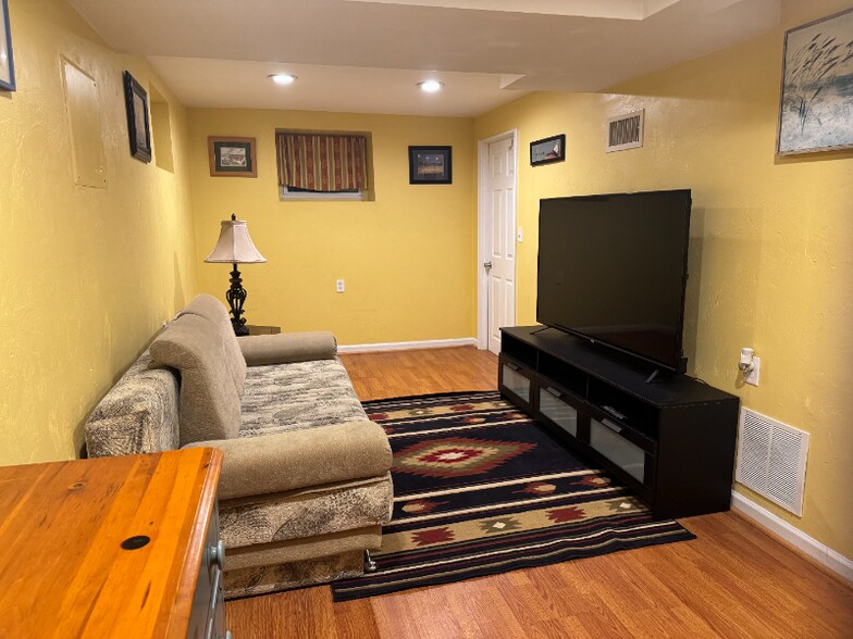 Building Photo - 16 Maplewood St