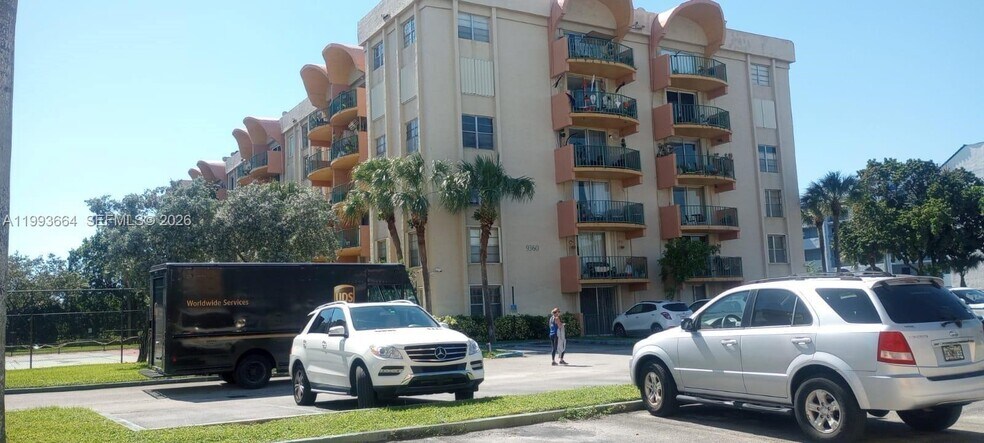 Building Photo - 9360 Fontainebleau Blvd