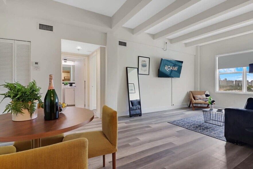 Primary Photo - 1300 Collins Ave