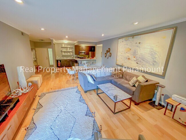 Building Photo - Don't miss out! 2 Bed 2 bath ready to go!