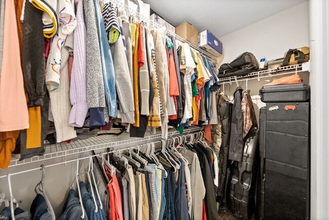 Building Photo - Pet Friendly Three Bedroom with Bonus!