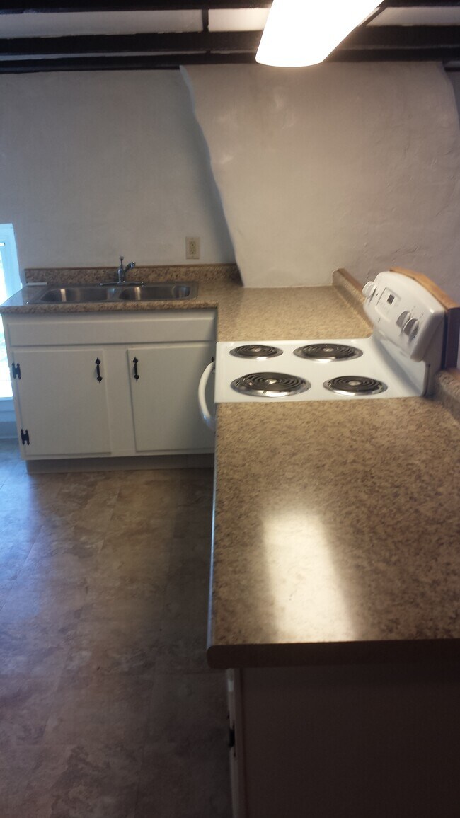 Kitchen - 3144 Hamilton Blvd