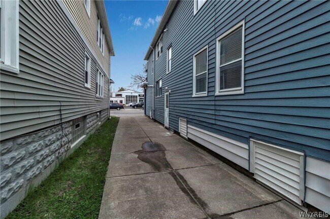 Building Photo - 2514 Delaware Ave