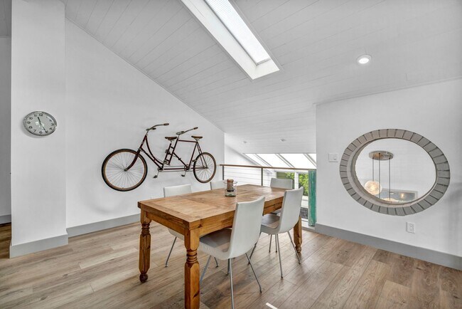 Building Photo - LAKEFRONT LUXURY ON LAKE STANLEY | FULLY FURNISHED + UTILITIES INCLUDED IN GUARDED LAKERIDGE SHORES